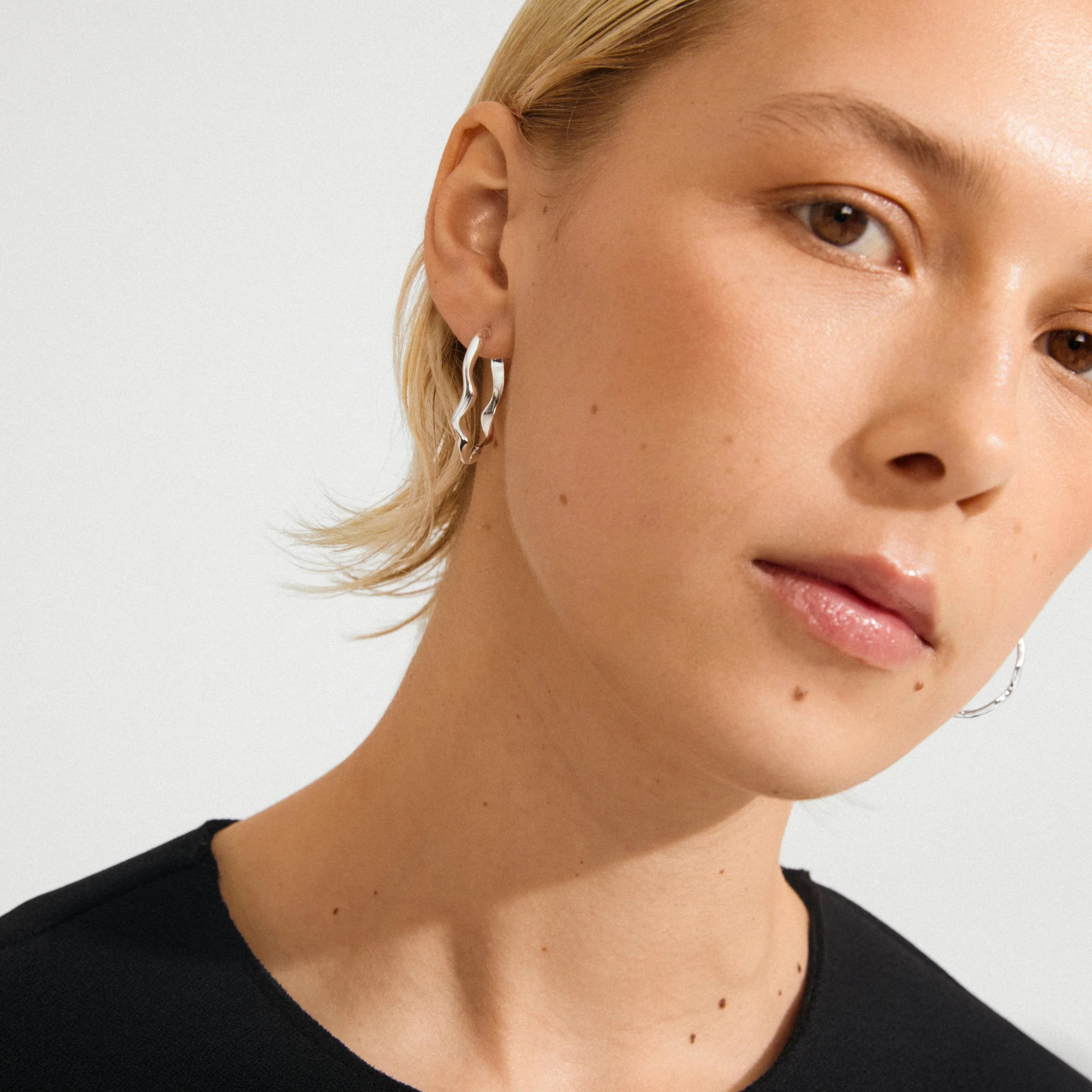 LARKIN recycled wavy hoop earrings - Image 5